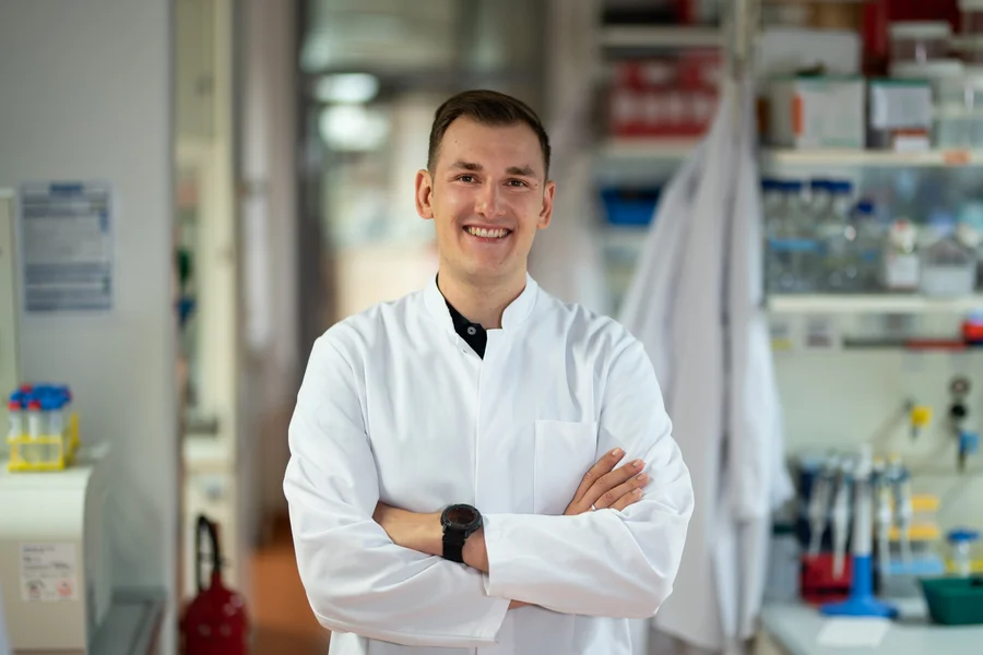Photo of Maxim Tobergte in the laboratory.