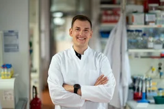 Photo of Maxim Tobergte in the laboratory.