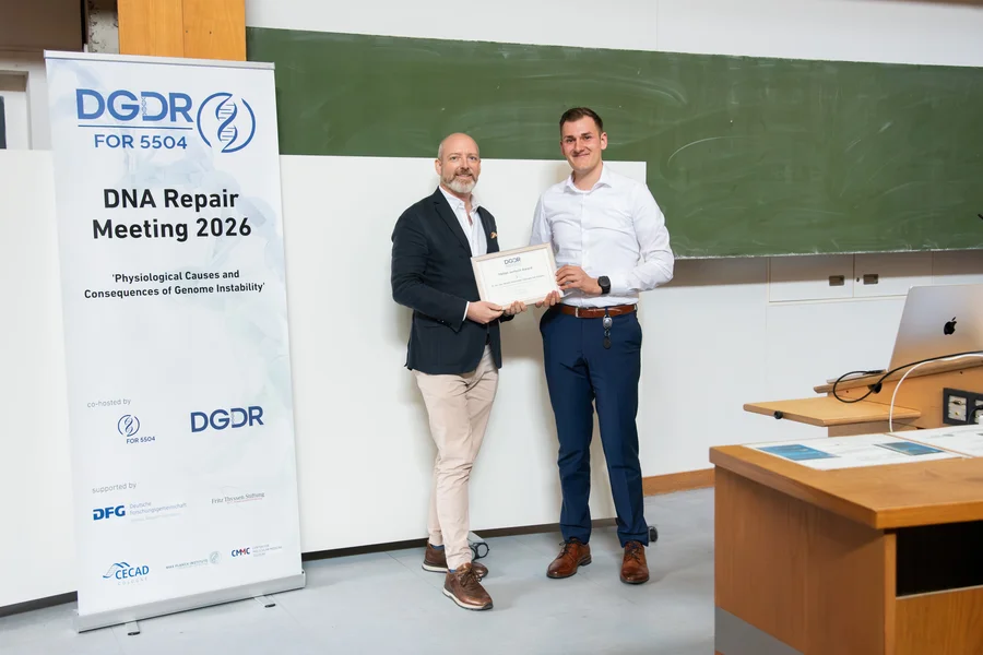Maxim Tobergte (formerly Hützen) received the Stefan Jentsch Award 2026 from Prof. Björn Schuhmacher at the DNA Repair Conference in Cologne.